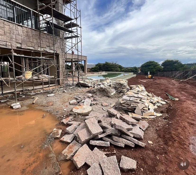 Terreno e residência em obra durante a preparação do paisagismo