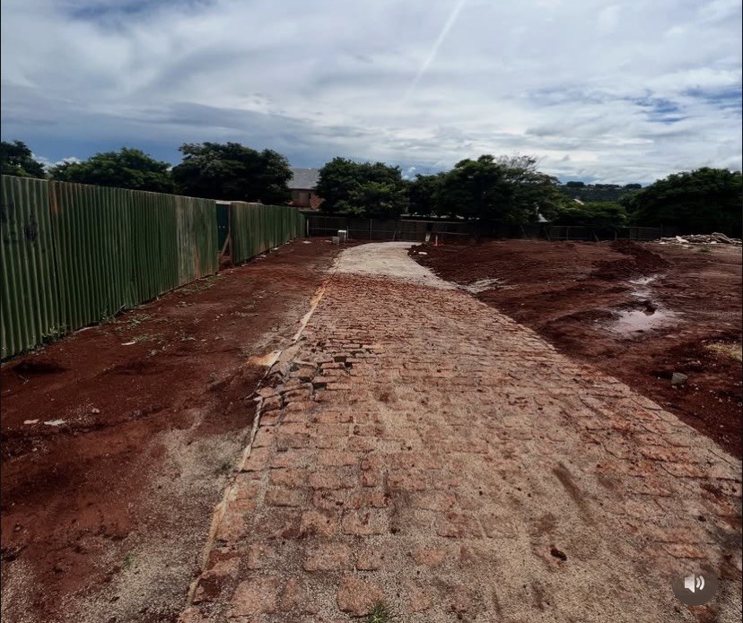 Caminho pavimentado durante a implantação do paisagismo